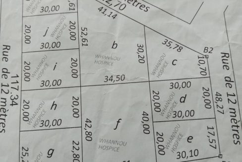 Situées en angles de rues formés par des voies de 12 mètres et 15 mètres, lesdites parcelles sont de très grandes contenances superficielles (de 600m² à 722m² et d'autres de plus de 1400m²) et sont à proximité (environ 50 mètres) du goudron. Ces parcelles en angle de rue peuvent accueillir Des complexes pharmaceutiques et cliniques , bar-restaurant Auberge ; de grands supermarchés , des boulangeries, des hôtels, des imprimeries, des complexes scolaires ou encore des maisons locatives ou résidences personnelles.