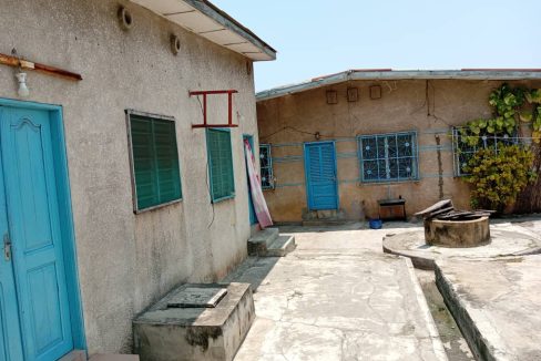 Ladite maison à vendre est situé à proximité de l'étoile rouge à Cotonou. Elle d'une grande contenance superficielle (503 m²) et détient le permis d'habiter. Le prix cadeau de cession de ce joyau de bien est de *60.000.000* FCFA