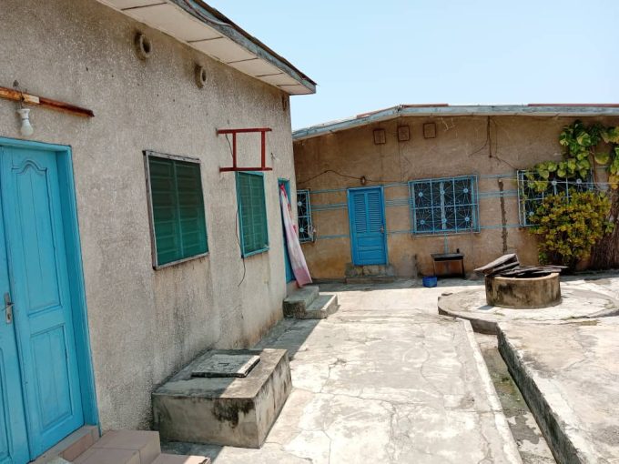 Ladite maison à vendre est situé à proximité de l'étoile rouge à Cotonou. Elle d'une grande contenance superficielle (503 m²) et détient le permis d'habiter. Le prix cadeau de cession de ce joyau de bien est de *60.000.000* FCFA